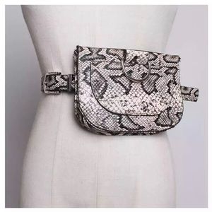 🖤 NEW 3 in 1 Snake Print Belt Bag/Clutch/Belt 🖤